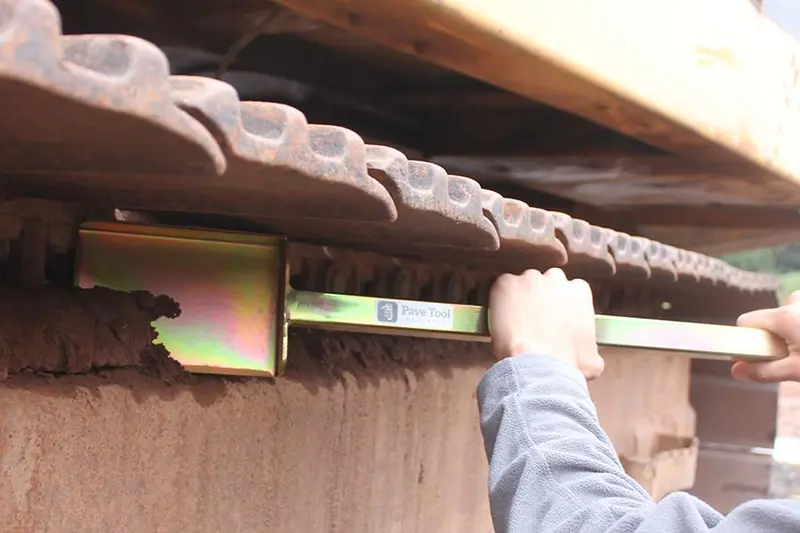 Quick-E-Track Cleaner – Dual-Brush Rail & Track Maintenance Tool